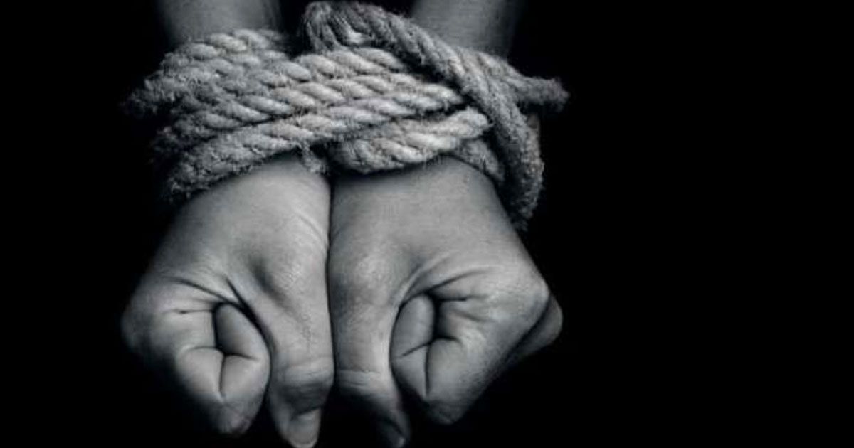 স্কুলের সামনে মাকে পিটিয়ে অস্ত্রের মুখে মেয়েকে অপহরণ