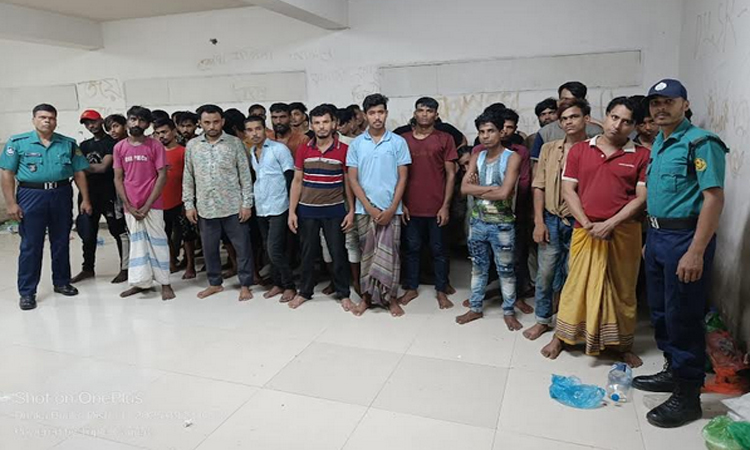 জেনেভা ক্যাম্পে ডিএমপির অভিযান: ককটেল-হেরোইনসহ গ্রেফতার ৪০