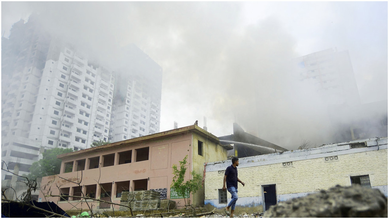 করাচিতে আতশবাজির গুদামে ভয়াবহ বিস্ফোরণ, আহত ৩৪