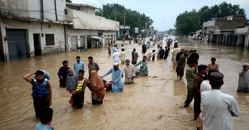 পাকিস্তানে অতিবৃষ্টির তাণ্ডব: বন্যায় মৃতের সংখ্যা বেড়ে প্রায় ৭০০