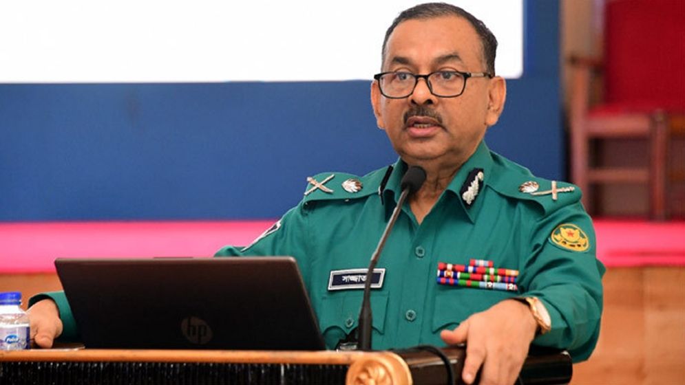 রাজারবাগে ঈদের নামাজ আদায় করলেন ডিএমপি কমিশনার