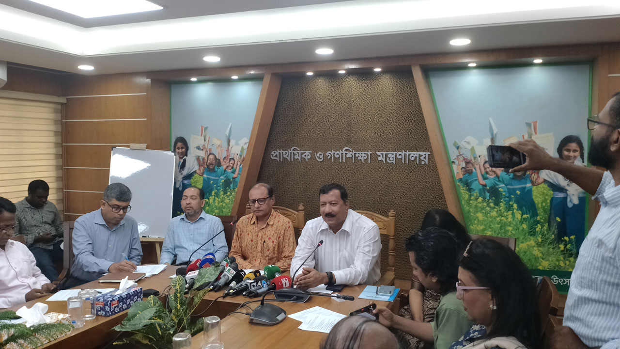 প্রাথমিকে ছুটি কমানোর পরিকল্পনা হচ্ছে: প্রাথমিক উপদেষ্টা