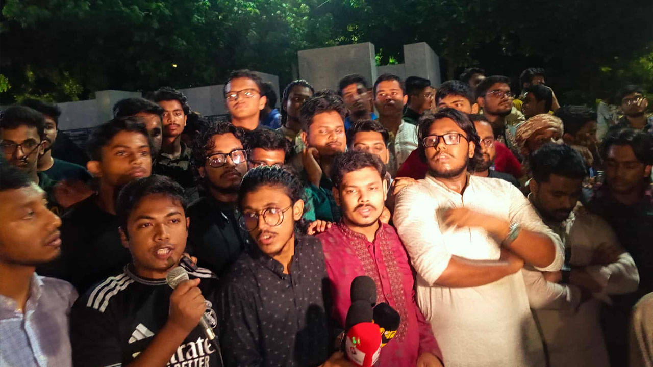 মিটফোর্ডে ব্যবসায়ীর নৃশংস হত্যার প্রতিবাদে ঢাবিতে শিক্ষার্থীদের বিক্ষোভ