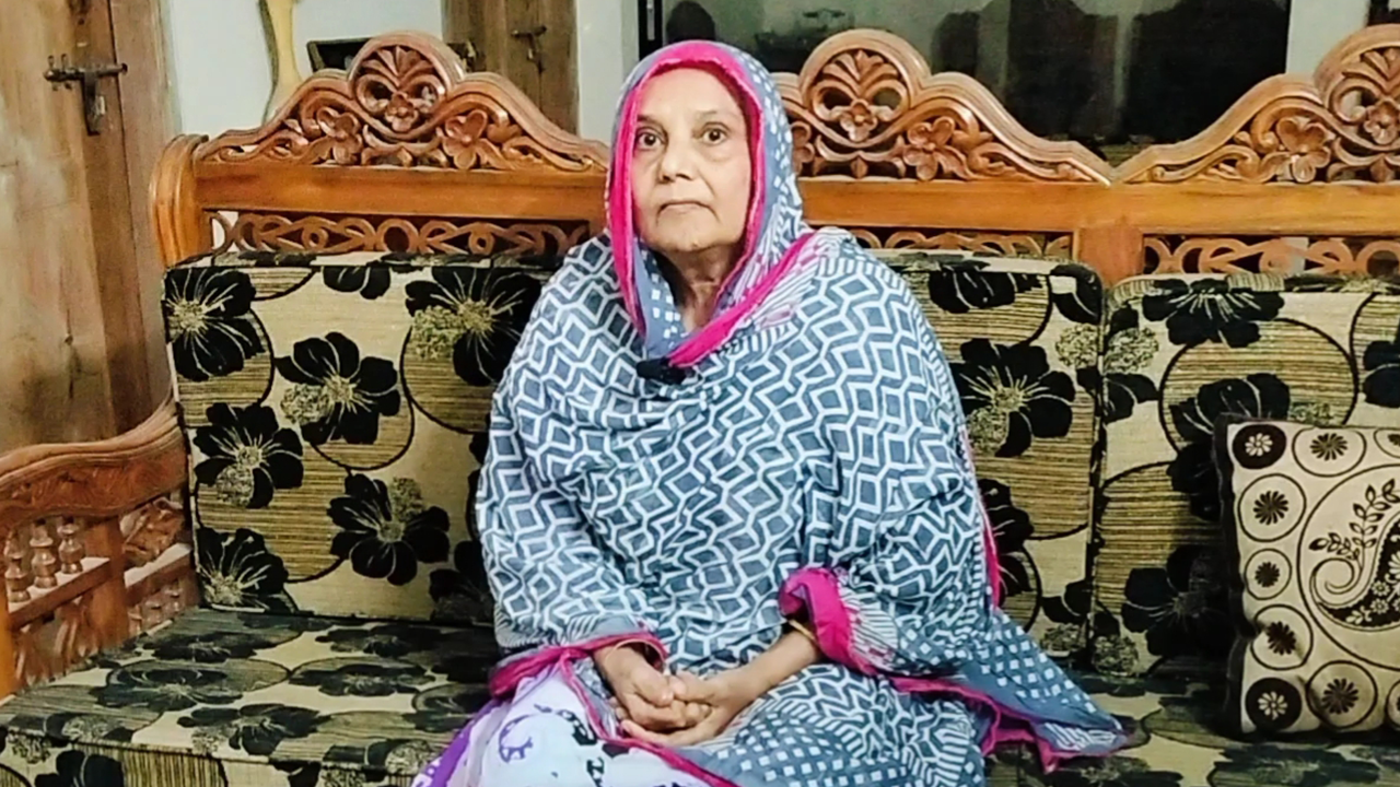 ছেলের বিরুদ্ধে সম্পত্তি লিখে নিয়ে মাকে ঘরছাড়া করার অভিযোগ