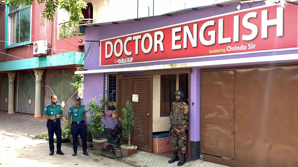 রাজশাহীতে অস্ত্র উদ্ধার: ডক্টর ইংলিশ নামের প্রতিষ্ঠান ঘিরে রেখেছে সেনাবাহিনী