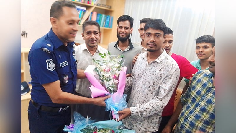 ডাকাতি মামলার আসামির সঙ্গে ওসির ছবি ভাইরাল, এলাকায় মিশ্র প্রতিক্রিয়া