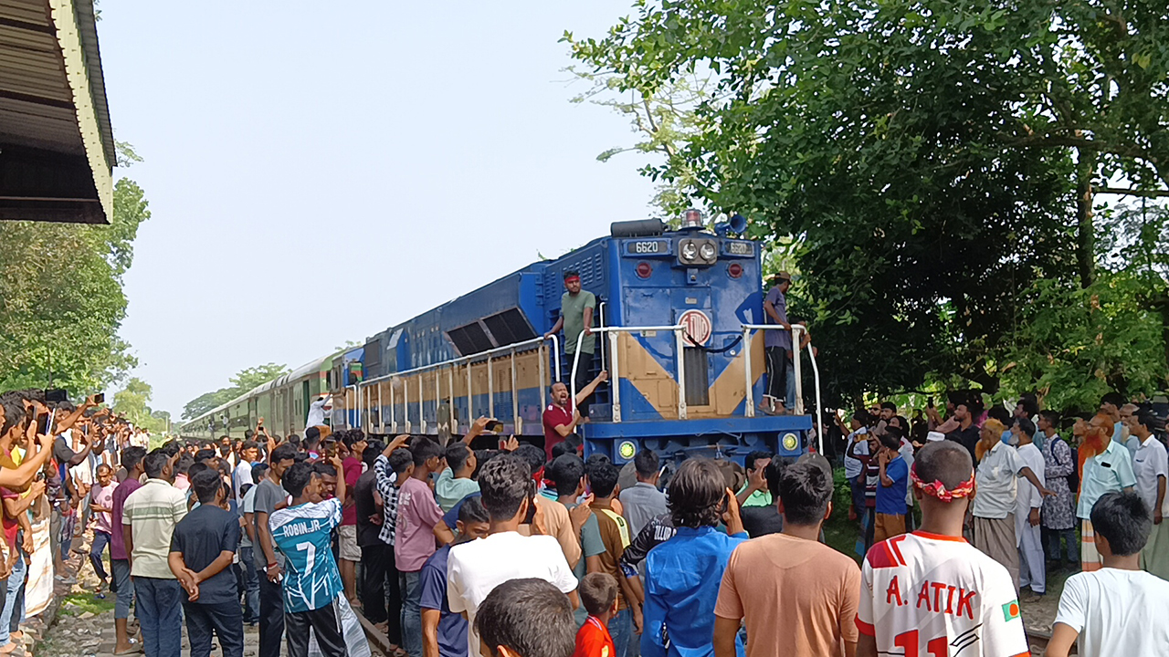 রাজশাহীতে রেলপথ অবরোধ: আড়াই ঘণ্টা পর ট্রেন চলাচল শুরু