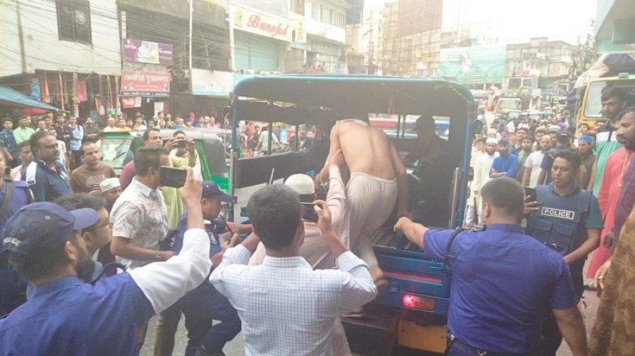 ছাত্রলীগ নেতাকে পুলিশের হাতে তোলার মুহূর্তে সংঘর্ষে জড়াল ছাত্রদল-শিবির