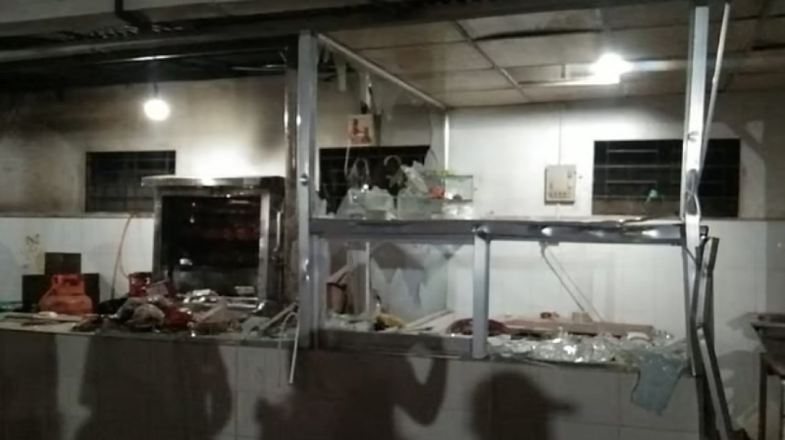 এক যাত্রীছাউনি নিয়ে দুই ঘণ্টা সংঘর্ষ, আহত ১৫