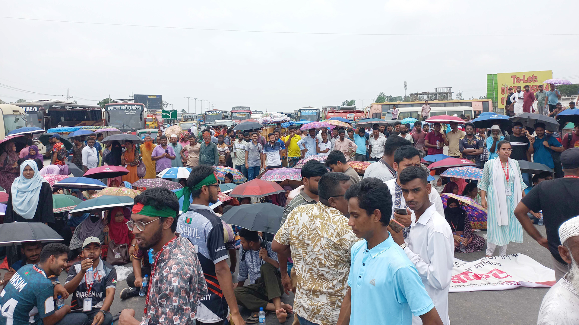 মহাসড়কেই রবীন্দ্র বিশ্ববিদ্যালয়ের শিক্ষার্থীদের নবীনবরণ আয়োজন