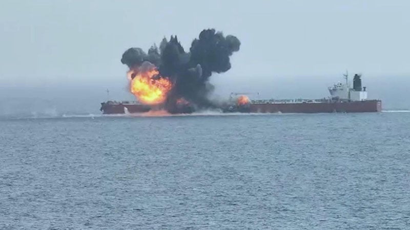 ইসরায়েলগামী জাহাজে ইয়েমেনের হামলা, ডুবে যাওয়ার পথে 'ম্যাজিক সিজ'