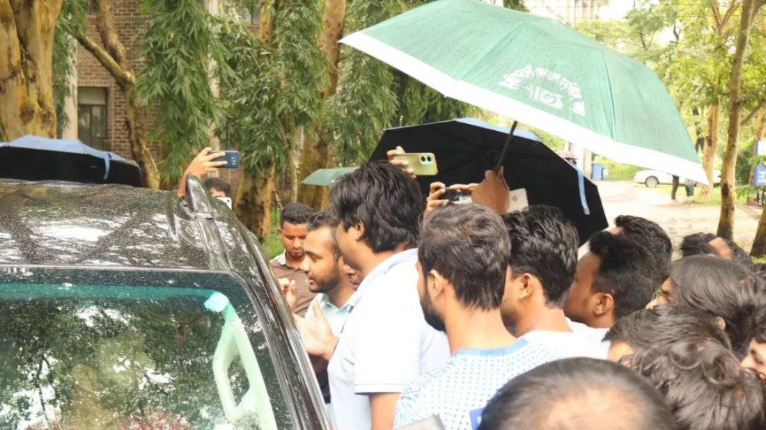 শাবিপ্রবিতে ‘বৈষম্যের’ অভিযোগে ছাত্রদলের বিক্ষোভ, উপাচার্যের গাড়ি অবরোধ