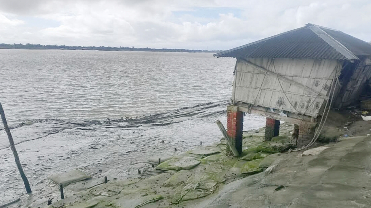 নদীর চর দেবে ভাঙনের শঙ্কা, গ্রামজুড়ে আতঙ্ক