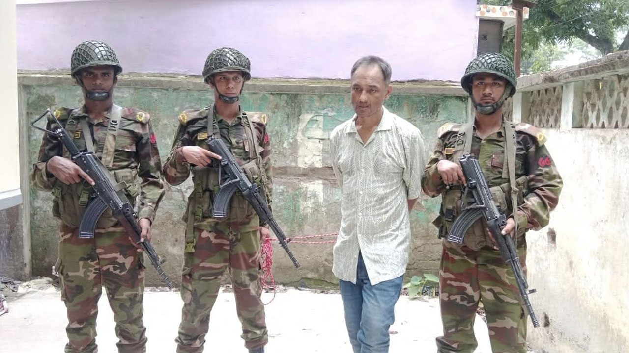 সাবেক এমপি রিফাত আমিনের বাড়িতে অভিযান, অস্ত্র-মাদকসহ ছেলে আটক