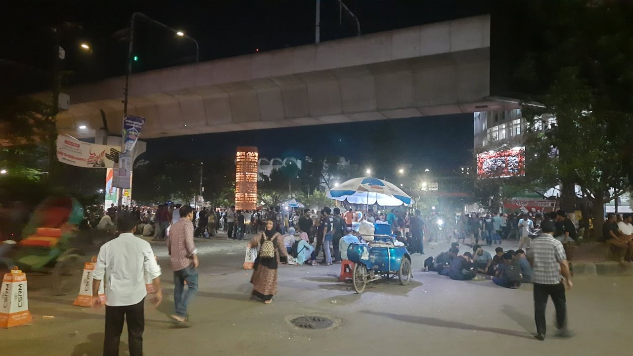 এখনো শাহবাগে প্রকৌশল শিক্ষার্থীরা, বন্ধ যান চলাচল