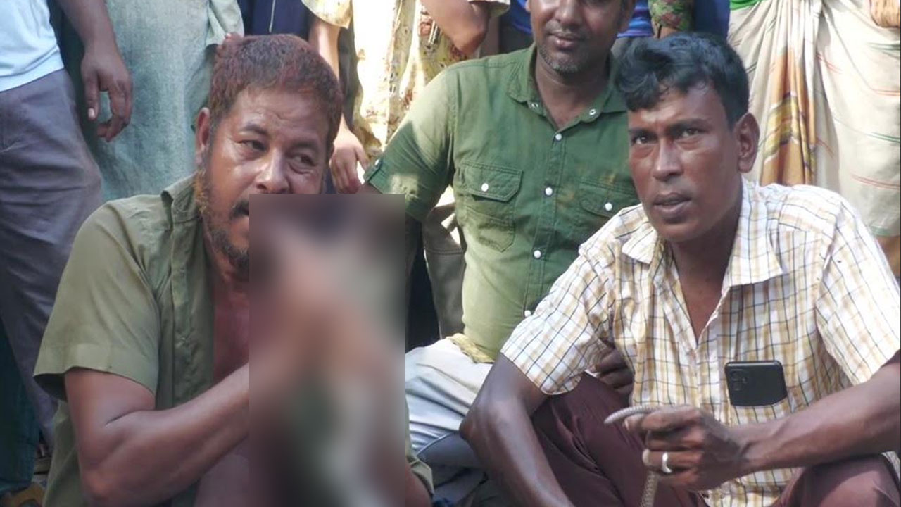সাপুড়ের প্রাণ নেওয়া সাপটিকে চিবিয়ে খেলেন আরেক সাপুড়ে