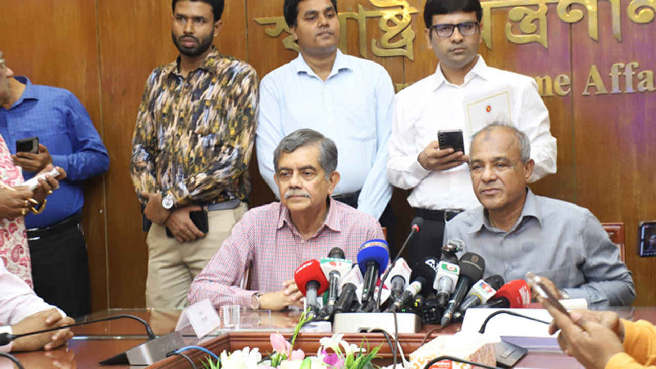 দুর্গাপূজা ঘিরে পার্শ্ববর্তী দেশ মিথ্যাচার করছে: স্বরাষ্ট্র উপদেষ্টা