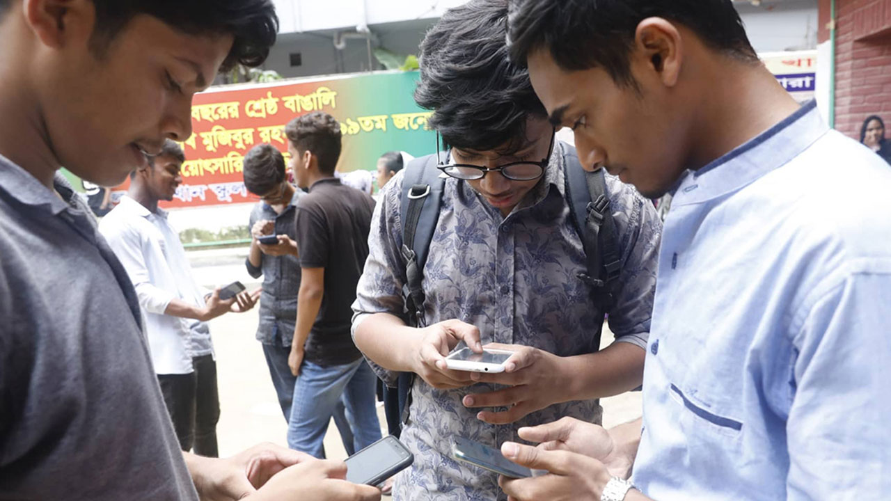 এসএসসির ফল প্রকাশ আজ, দেখবেন যেভাবে