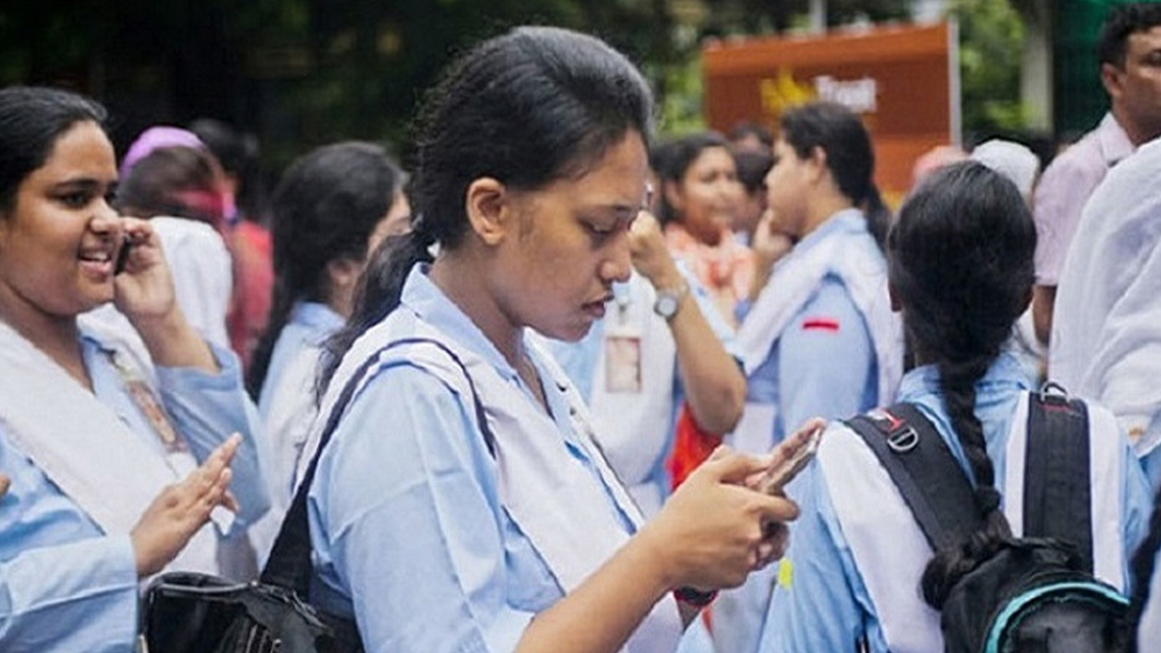 ফেল থেকে জিপিএ-৫ পেলেন তিনজন