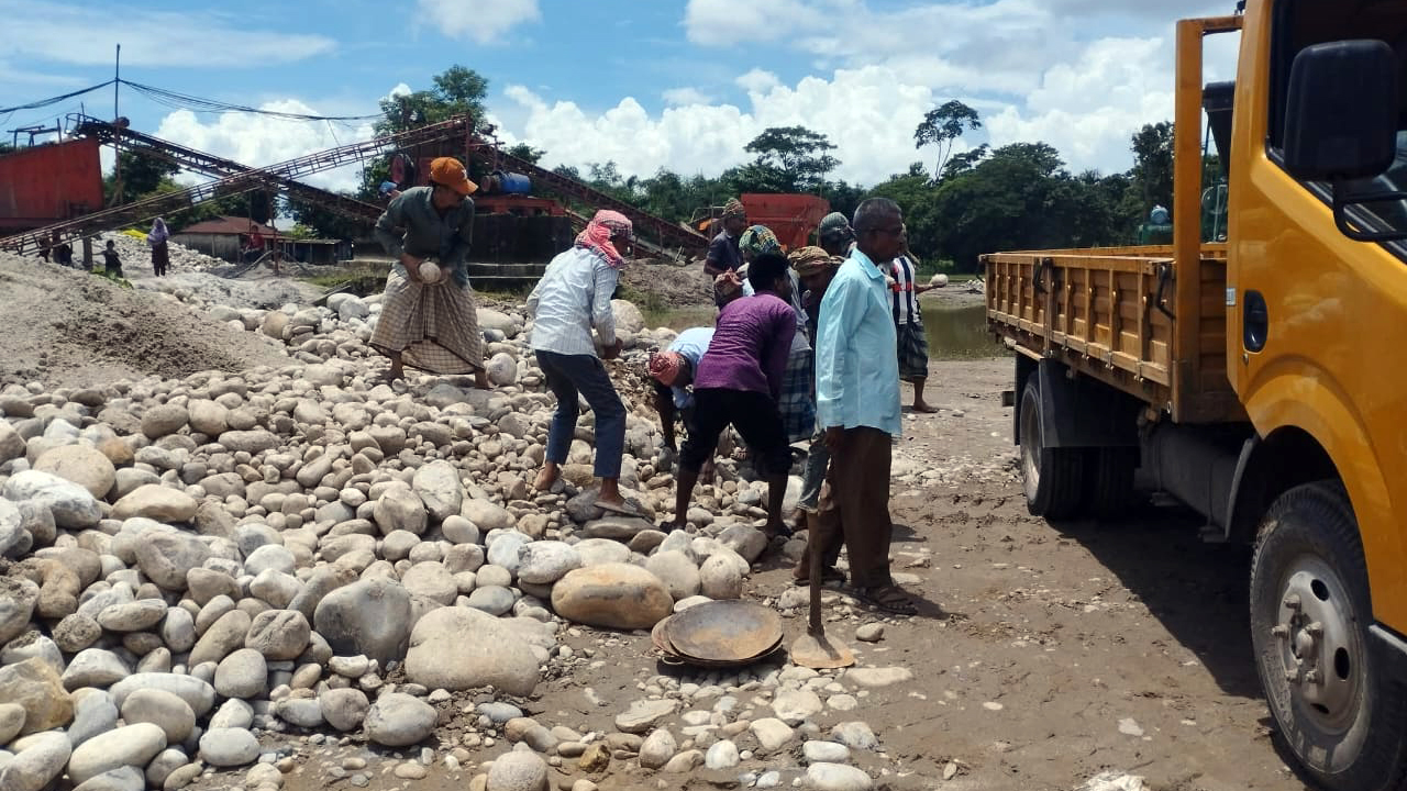 সাদা পাথর লুট: প্রশাসনের তদন্তে চিহ্নিত ১৩৭ জন