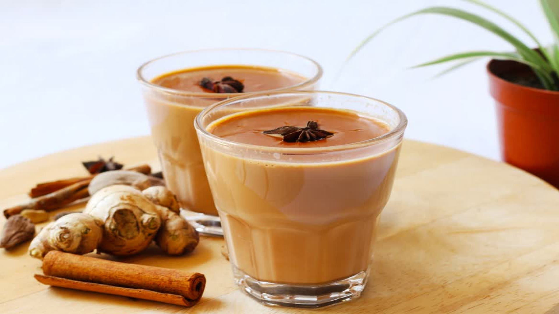 সকালে খালি পেটে চা খান? জেনে নিন কী হয়