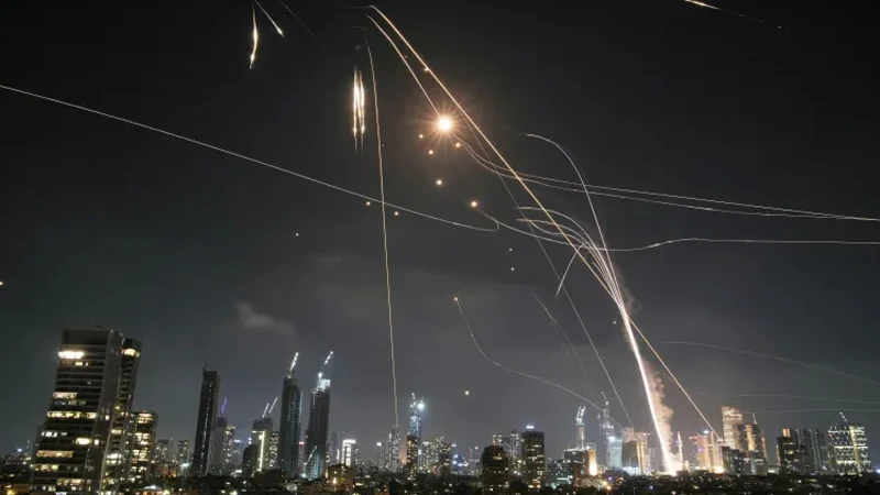 রাতে আবারও ক্ষেপণাস্ত্র হামলা চালাতে পারে ইরান, আতঙ্কে ইসরায়েল