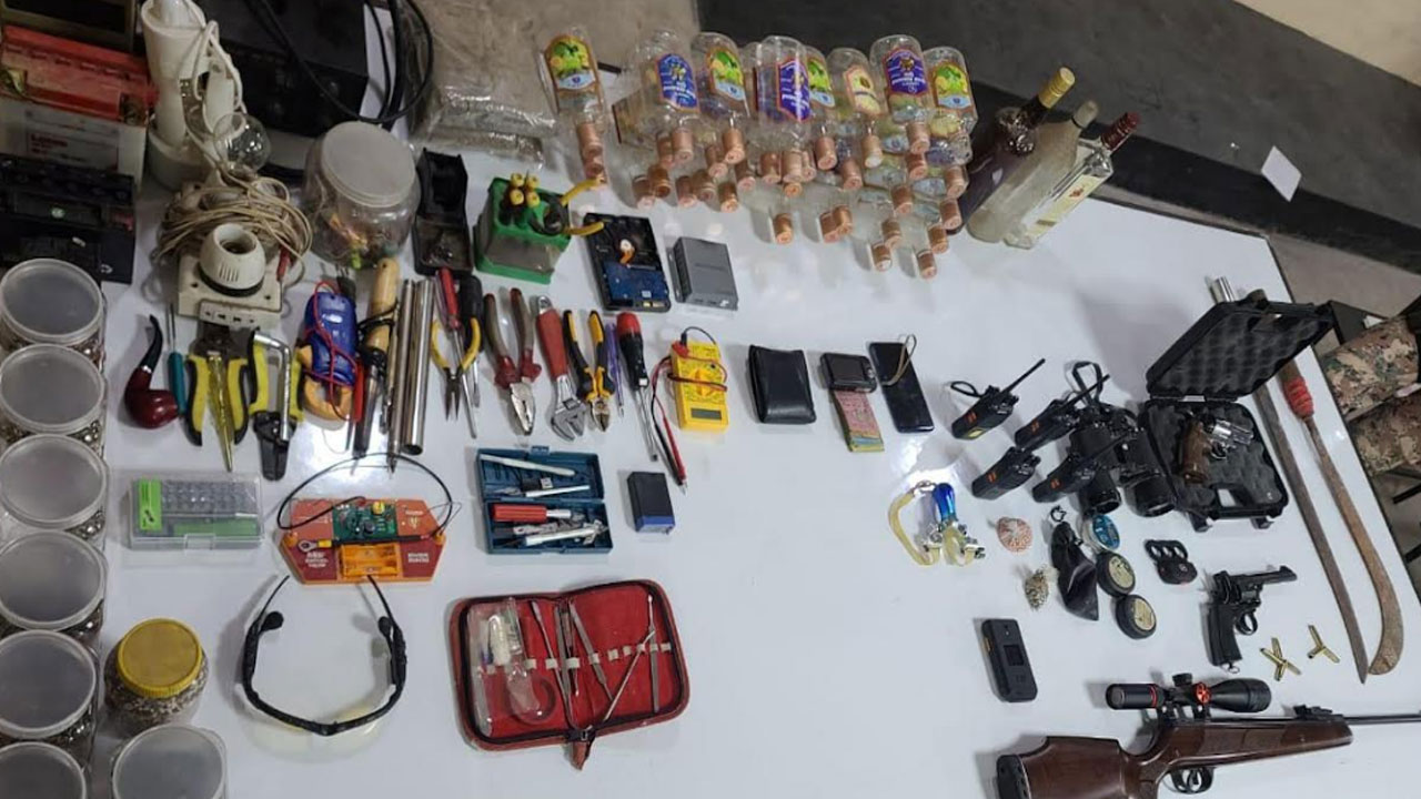 রাজশাহীতে বাড়ি থেকে অস্ত্র-গোলাবারুদ ও বিস্ফোরক সরঞ্জাম উদ্ধার