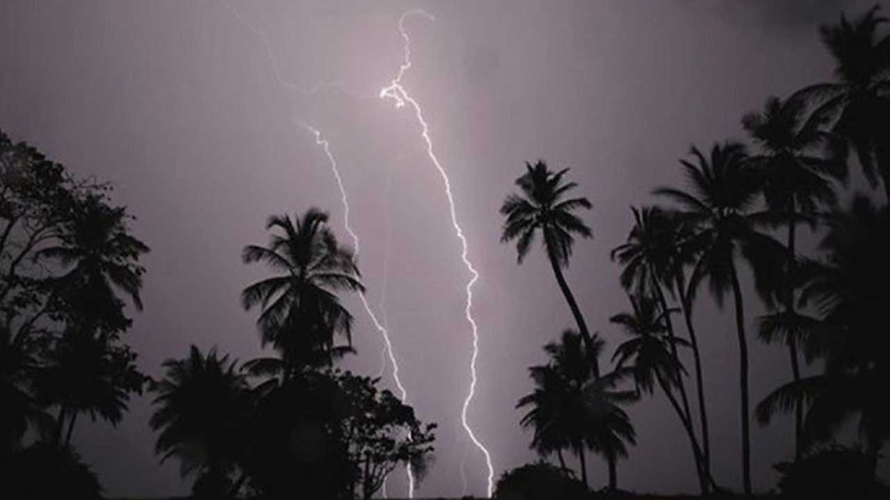 সারাদেশে বজ্রবৃষ্টির সম্ভাবনা, কিছুটা কমবে তাপমাত্রা