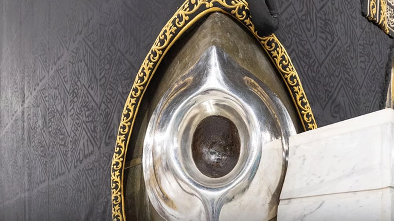 তাওয়াফের সময় হাজরে আসওয়াদের সামনে দাঁড়িয়ে না থাকার নির্দেশ