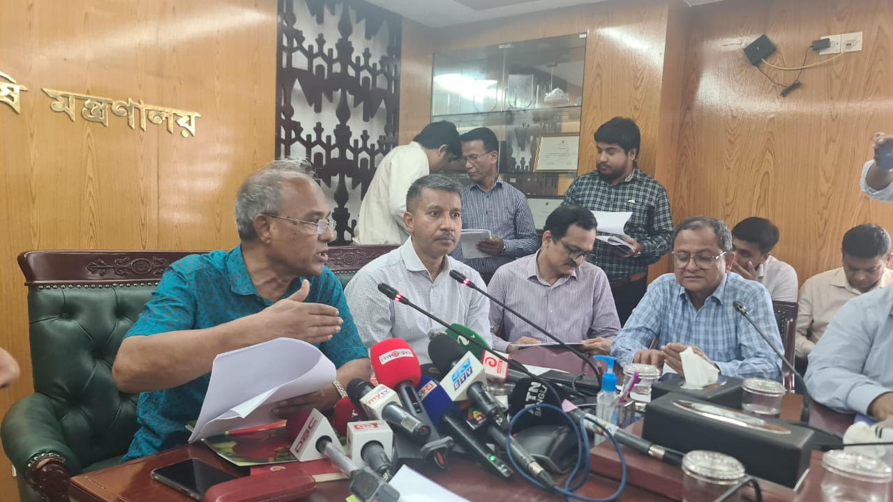 ইয়াবার বিনিময়ে দেশ থেকে সার ও ওষুধ পাচার হয়: কৃষি উপদেষ্টা