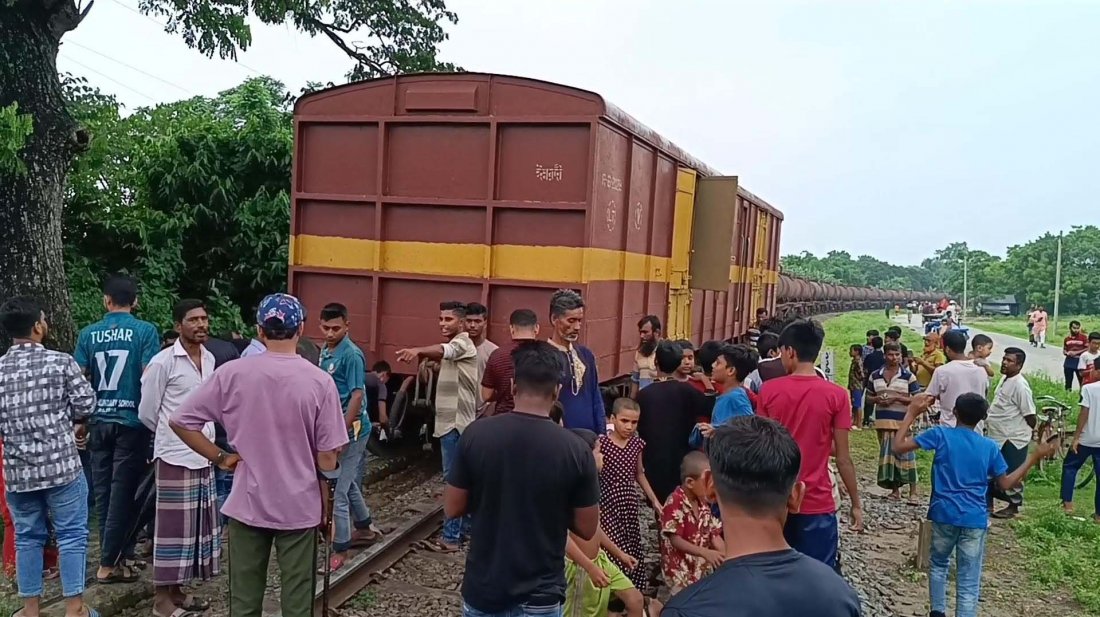 চুয়াডাঙ্গায় ট্রেন লাইনচ্যুত, খুলনার সঙ্গে সারাদেশের রেল চলাচল বন্ধ