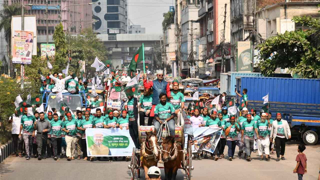 পুরান ঢাকার ঐতিহ্য রক্ষায় জামায়াত প্রার্থী মান্নানের ঘোড়ার গাড়ির র‍্যালি