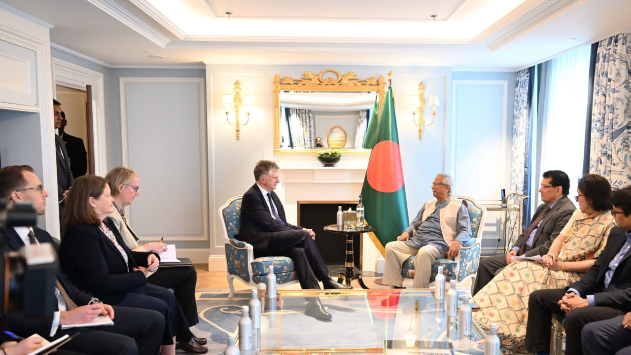 প্রধান উপদেষ্টার সঙ্গে যুক্তরাজ্যের জাতীয় নিরাপত্তা উপদেষ্টার সাক্ষাৎ