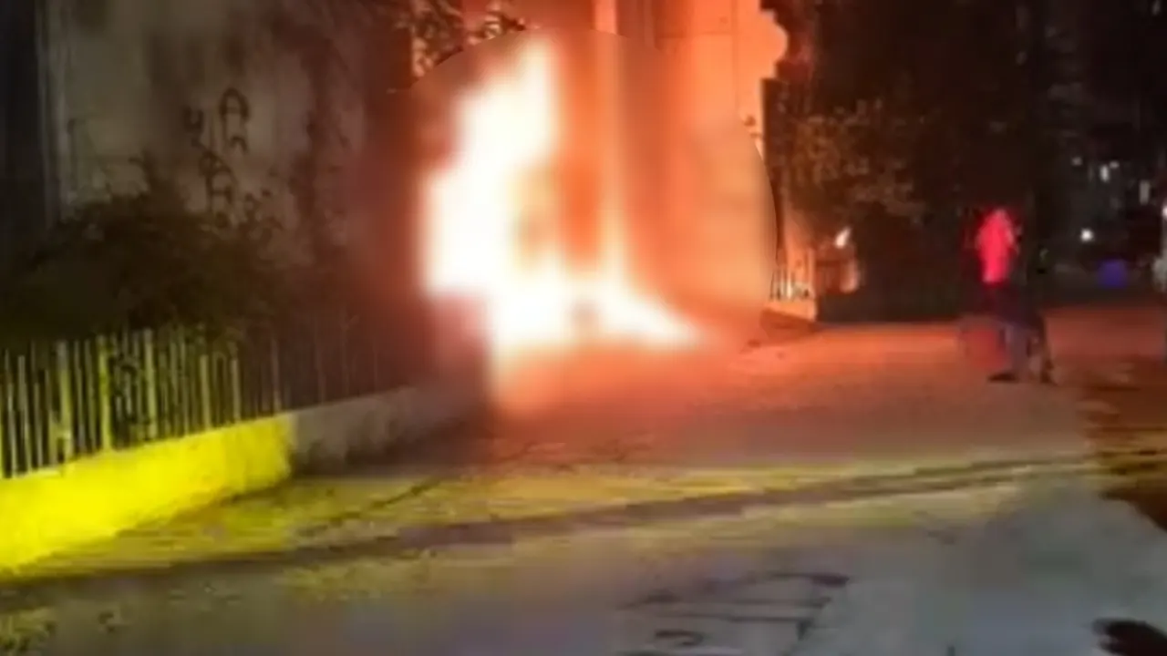 এবার ফেনীতে নিজাম হাজারীর বাড়িতে আগুন