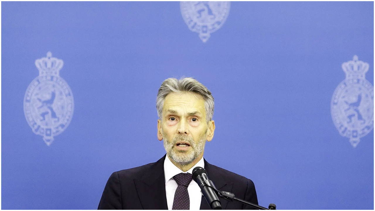 নেদারল্যান্ডসের প্রধানমন্ত্রী স্কুফের পদত্যাগ