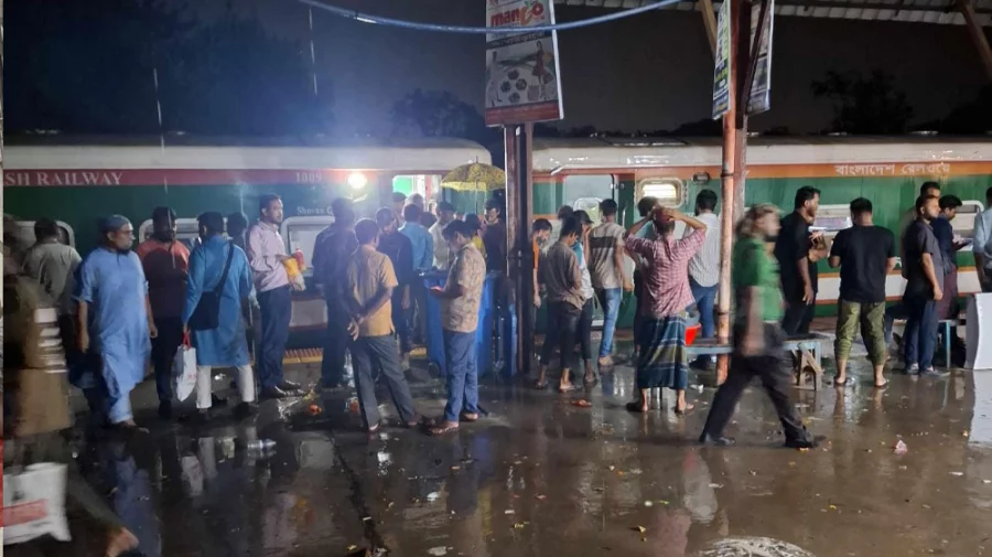 টর্চ লাইটের আলো জ্বালিয়ে হর্ন বাজিয়ে এলো ট্রেন