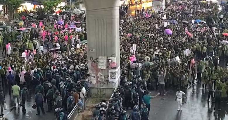 নার্সিং শিক্ষার্থীদের শাহবাগ অবরোধ