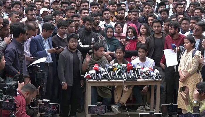 ৫ দফা না মানলে আন্দোলনের হুঁশিয়ারি ৭ কলেজের শিক্ষার্থীদের