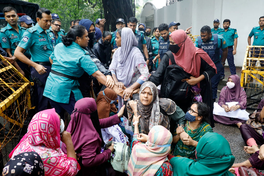 তথ্য আপাদের মিছিলে পুলিশের বাধা, প্রধান উপদেষ্টাকে স্মারকলিপি