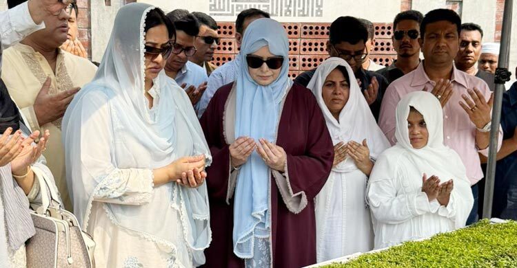 কোকোর কবর জিয়ারত করলেন জুবাইদা ও শামিলা রহমান
