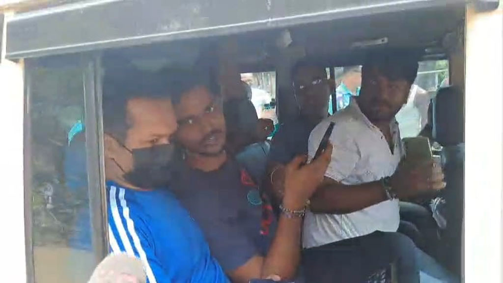 পশ্চিমবঙ্গে আটক দুই আওয়ামী লীগ নেতা ও পুলিশ কর্মকর্তা, পরে মুক্তি