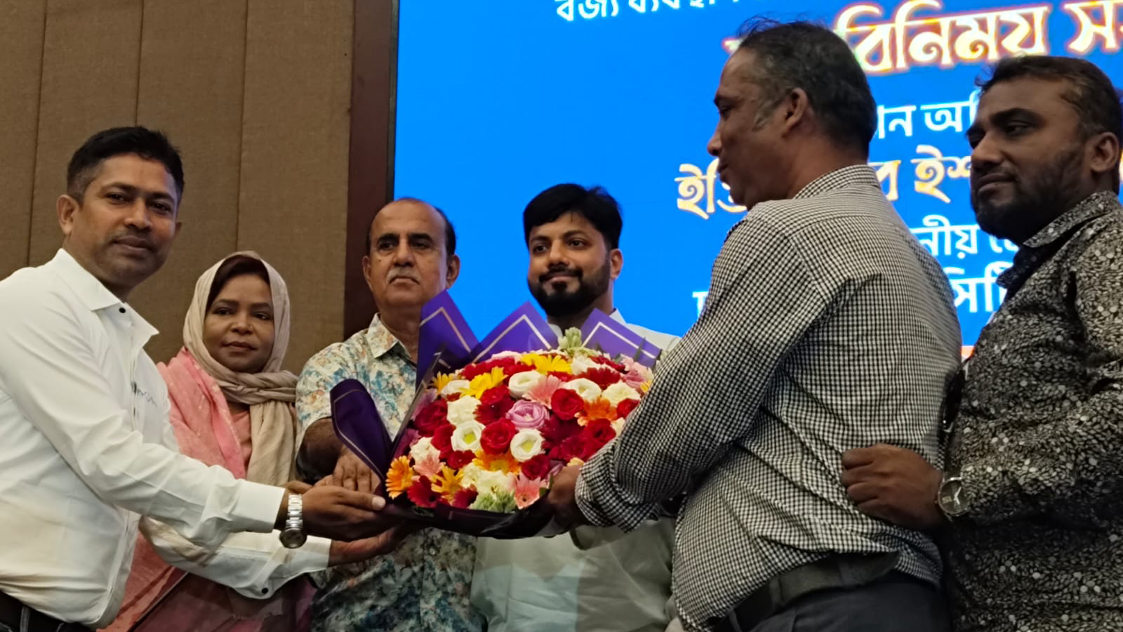 ইশরাককে মেয়র হিসেবে সংবর্ধনা দিলো সিটি করপোরেশনের কর্মচারীরা