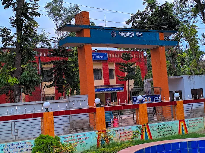 ঝড়ে গাছের ডাল ভেঙে পড়ে প্রাণ হারালেন এক র‌্যাব সদস্য