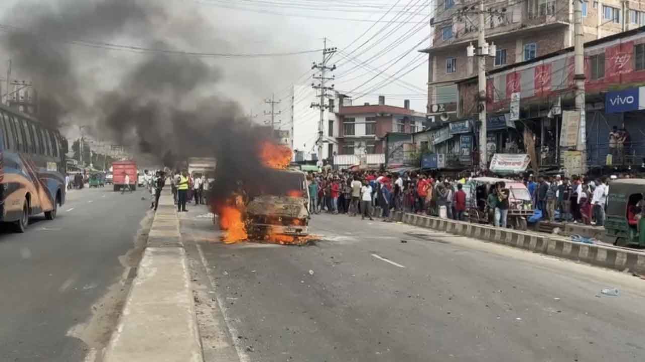 ঢাকা-টাঙ্গাইল মহাসড়কে চলন্ত ট্রাকে আগুন