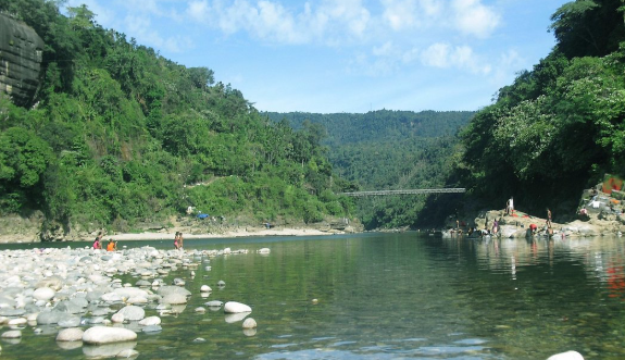 জাফলংয়ে এবার পর্যটকদের ওপর চোরাকারবারিদের হামলা