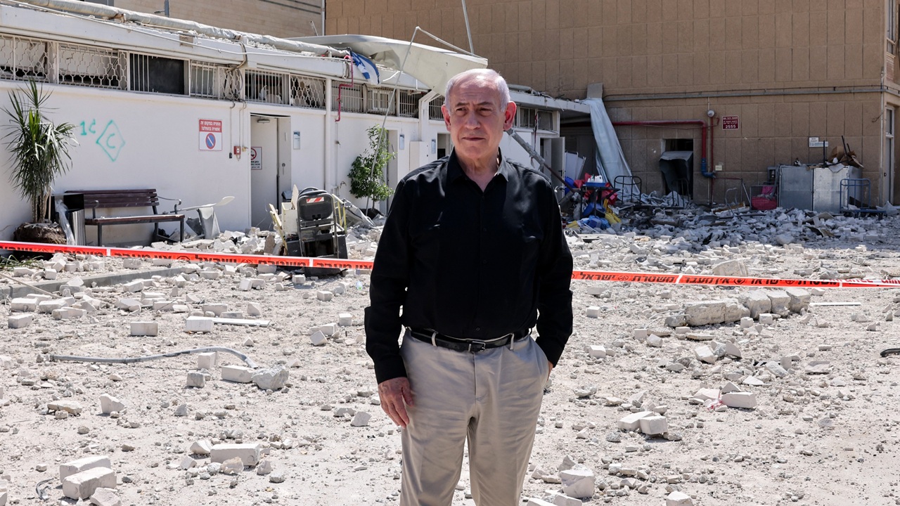 দুটি হাসপাতালে বোমা হামলা, কেন শুধু একটি শিরোনাম হলো?