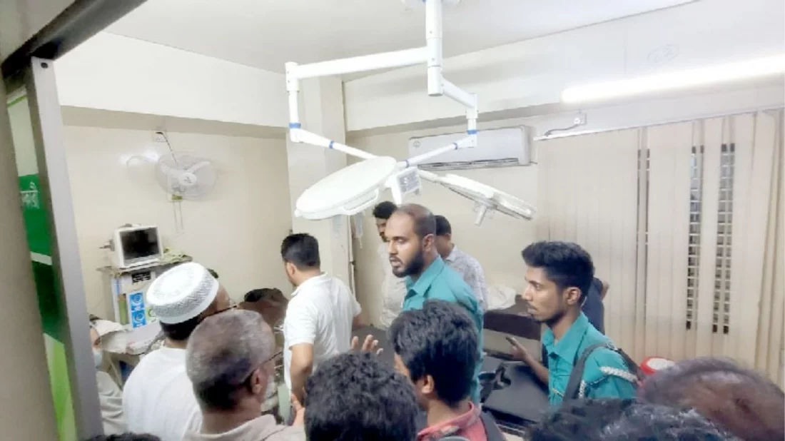 চিকিৎসার সময় ওটিতে ঢুকে চিকিৎসককে গ্রেপ্তার করল ডিবি পুলিশ